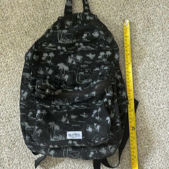 Tag Aloha (Hawaiian brand) day backpack, gently used - Picture 4 of 6